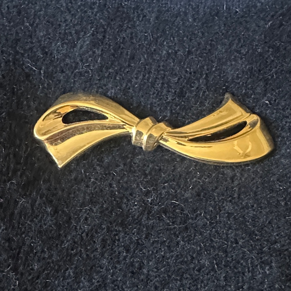 Elegant Gold Bow Brooch
